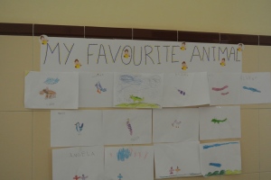 Students in Infantil draw their favorite (favourite) animals)